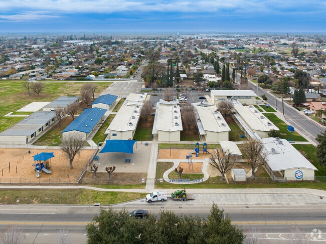 Students in Dinuba can attend Jefferson Elementary School.
