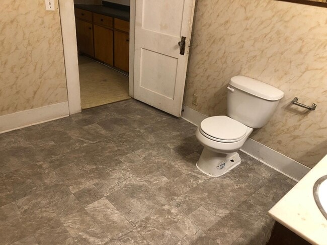 702 N 2nd St unit C, Lufkin, TX 75901 - photo 4