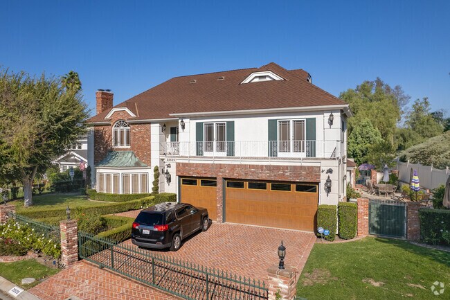 Many homes in Laguna Hills are beautiful custom homes.