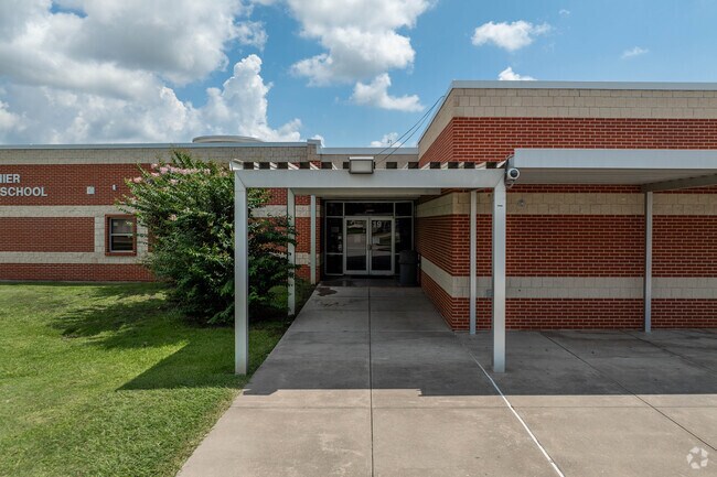 Lanier Middle School has a student teacher ratio of 14:1.