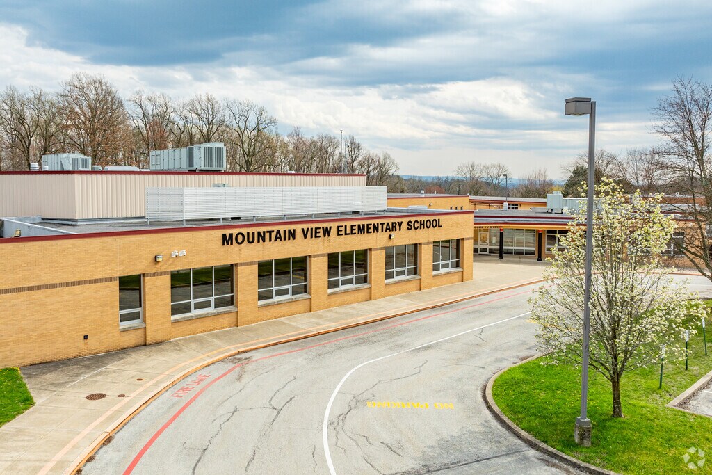 Mountain View Elementary School welcomes students with a large looped roadway.
