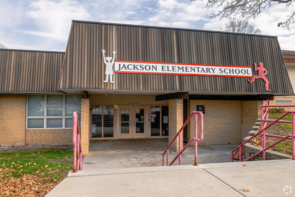 Jackson Elementary School provides education in the neighborhood of 
Washington County.