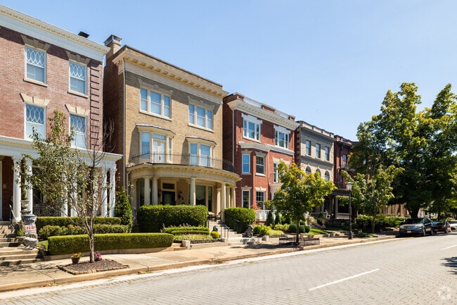 The fan features italianate style houses of grand stature along Monument Avenue.