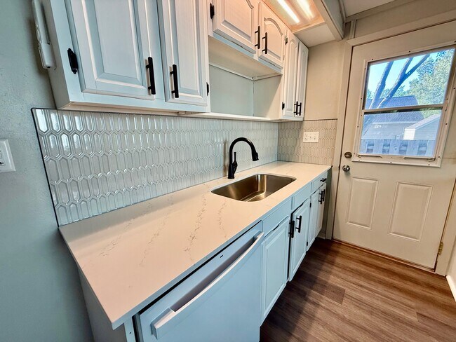 1909 Harrow Rd, Waterloo, IA 50701 - photo 3