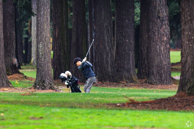 Glendoveer Golf Course offers golfing and nature hikes for the neighborhood.