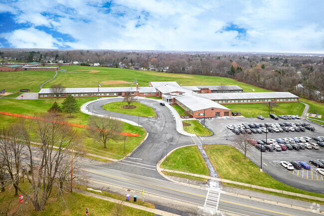 Floyd S Winslow Elementary School has a student:teacher ratio of 13:1.
