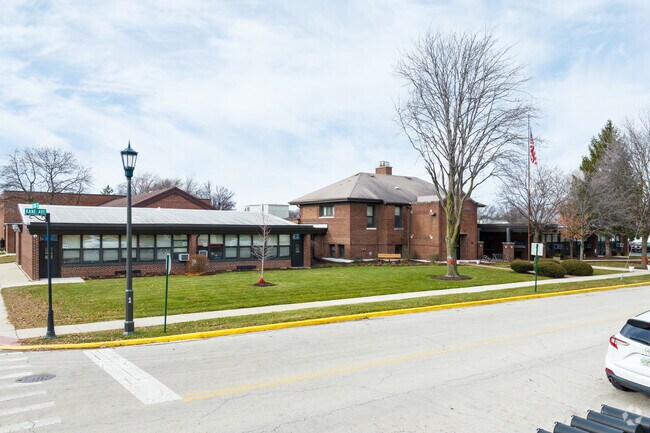 Hodgkins Elementary School has a student-teacher ratio of 8 to 1.