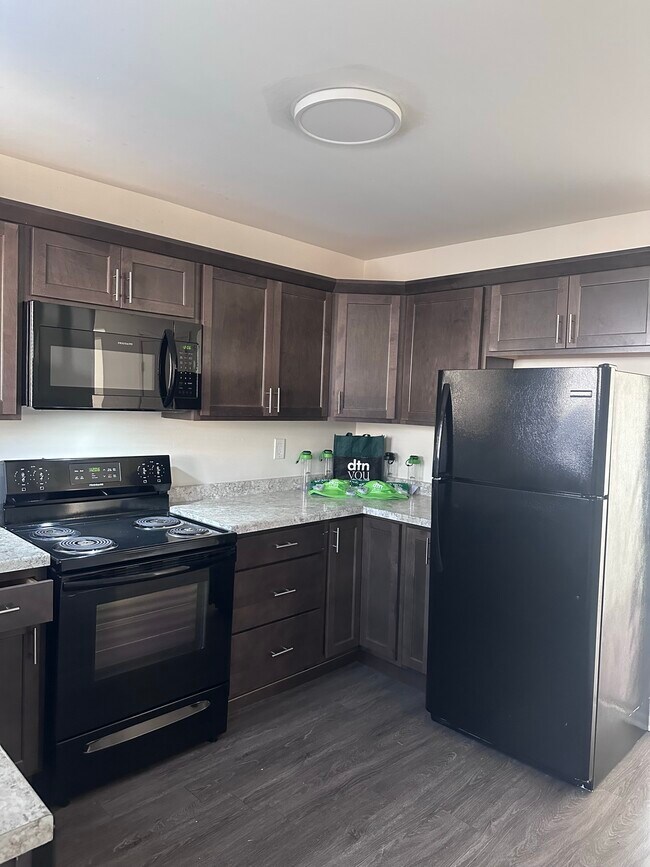 4900-5020 Oakbrook Dr, Lansing, MI 48910