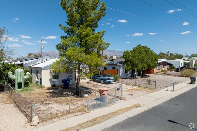 Many Balboa Heights homes are surrounded by chain-link fences.