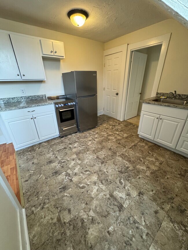 18 Summer St unit 18C, Amesbury, MA 01913 - photo 4