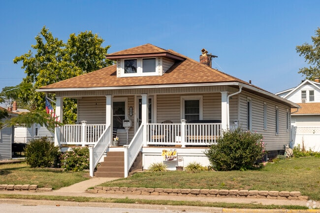 Modest, well-maintained homes are common in and around Wood River.