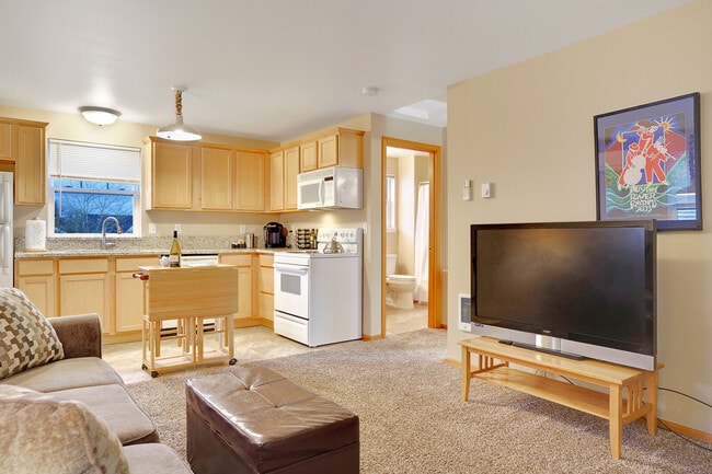 731 Elm St SW unit Upstairs Apartment, Albany, OR 97321 - photo 5