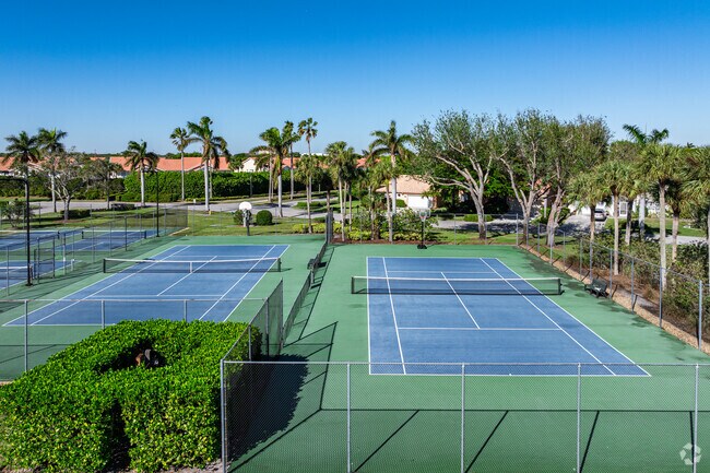 Emerald Lakes has well maintained tennis and pickleball courts.