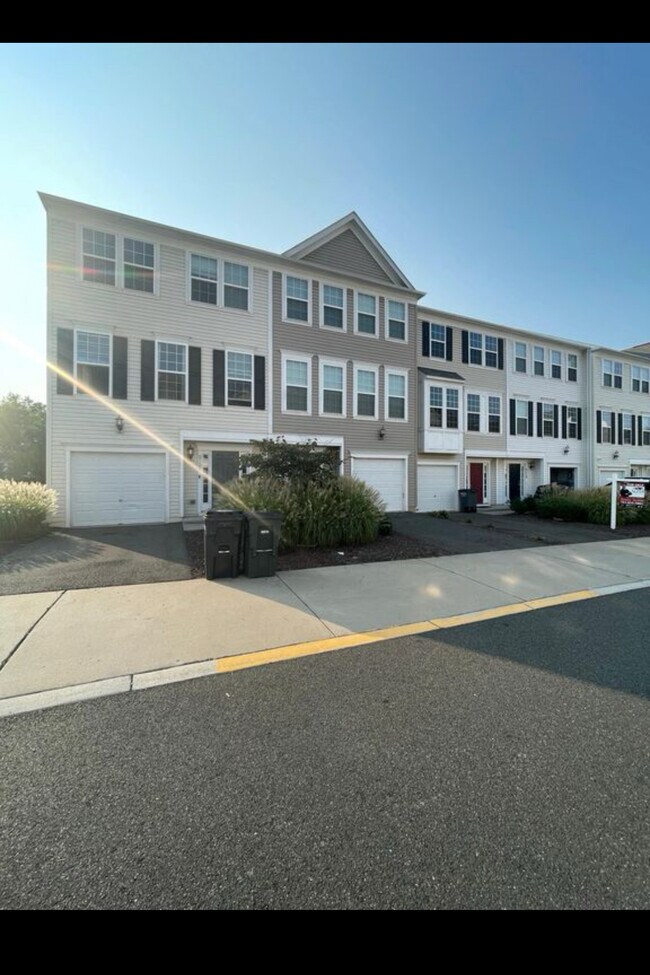 8322 Heritage Crossing Ct, Manassas, VA 20109