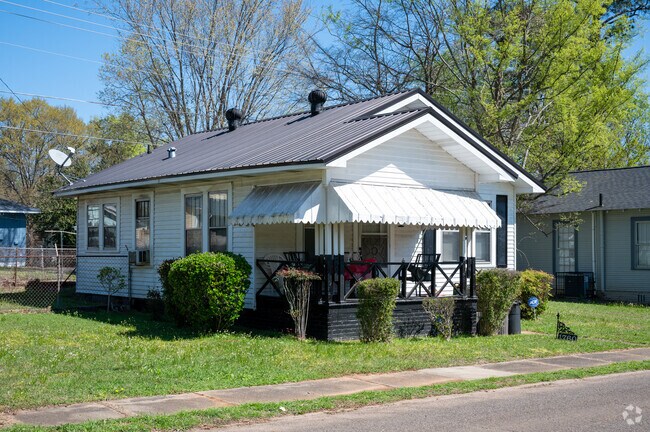 You can find many one-story, ranch-style homes in the Central Park neighborhood.