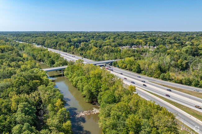 Interstate 315 connects Worthingview to downtown Columbus, 14 miles to the south.