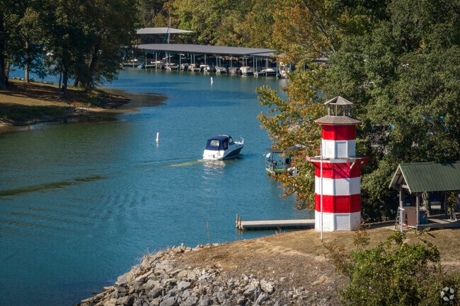Marinas dot the banks of Dallas Bay-Lakesite.