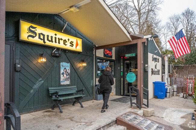 Squire's of Briarcliff is a top-rated restaurant in Briarcliff Manor.