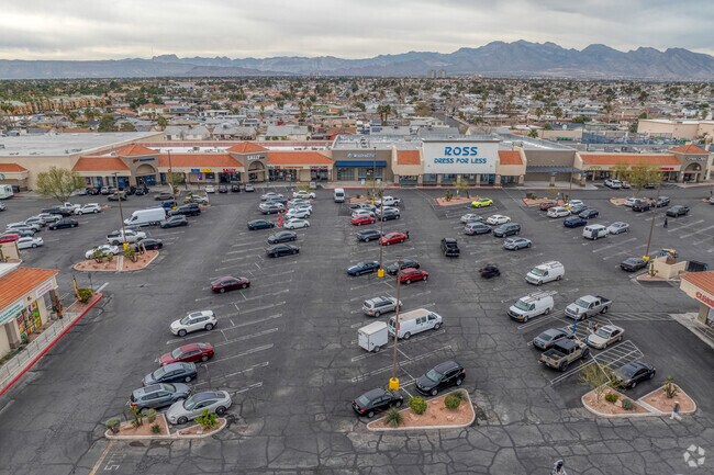Rainbow Plaza Shopping Center has plenty parking for Shopping and Dinning.