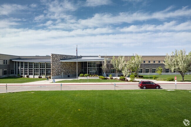 Front entrance of Mountain View High School.