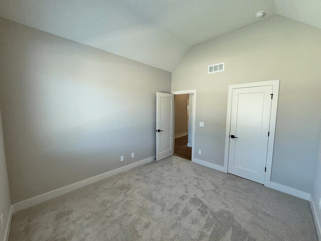 1439 SW Winthrop Dr, Lee's Summit, MO 64081 - photo 4