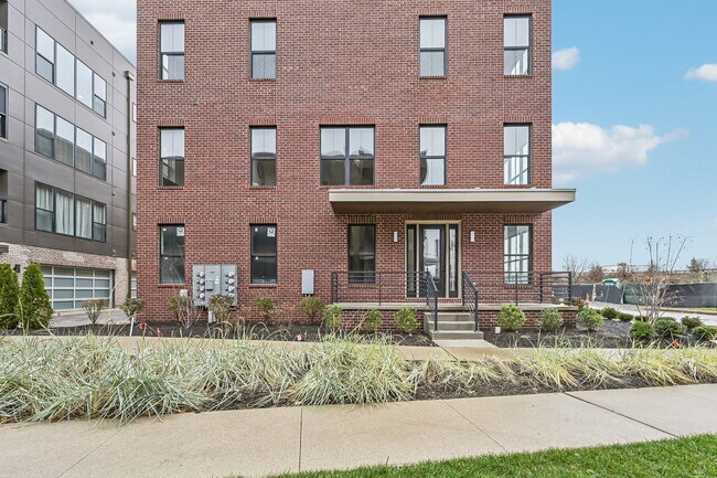 290 Dickenson St, Columbus, OH 43215 - photo 3