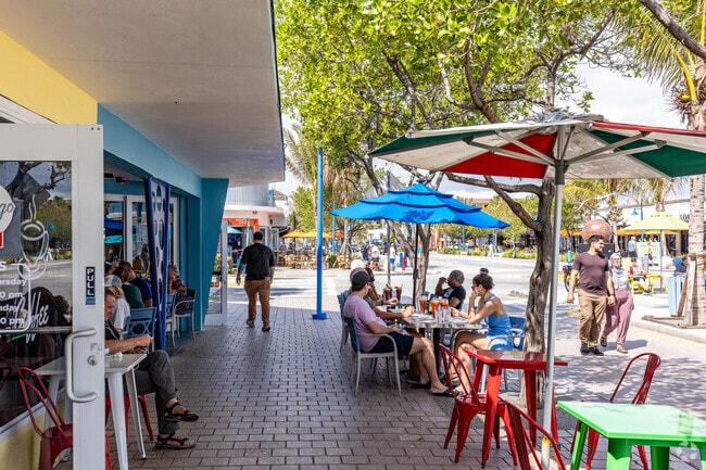 Retail and dining options are plentiful throughout Coral Ridge Isles.