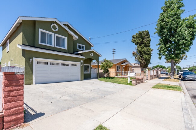 Homes from later decades can be found in San Fernando.