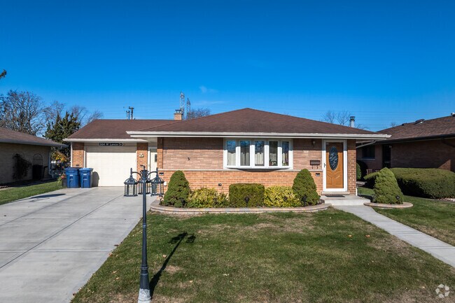 The most common home style in Des Plaines are single story ranch homes.