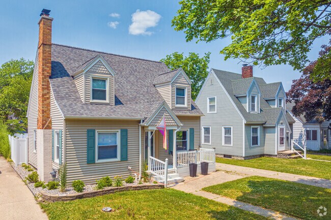 Cape Cod houses on Verlinden Ave. in the Old Oakland neighborhood.