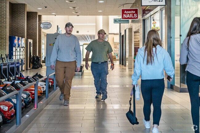 Folwell Drive offers easy access to parks, ideal for walks and enjoying the outdoors.