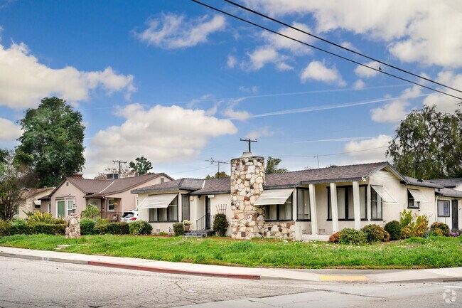 Pomona Valley features classic Craftsman-style homes with porches and wood detailing.