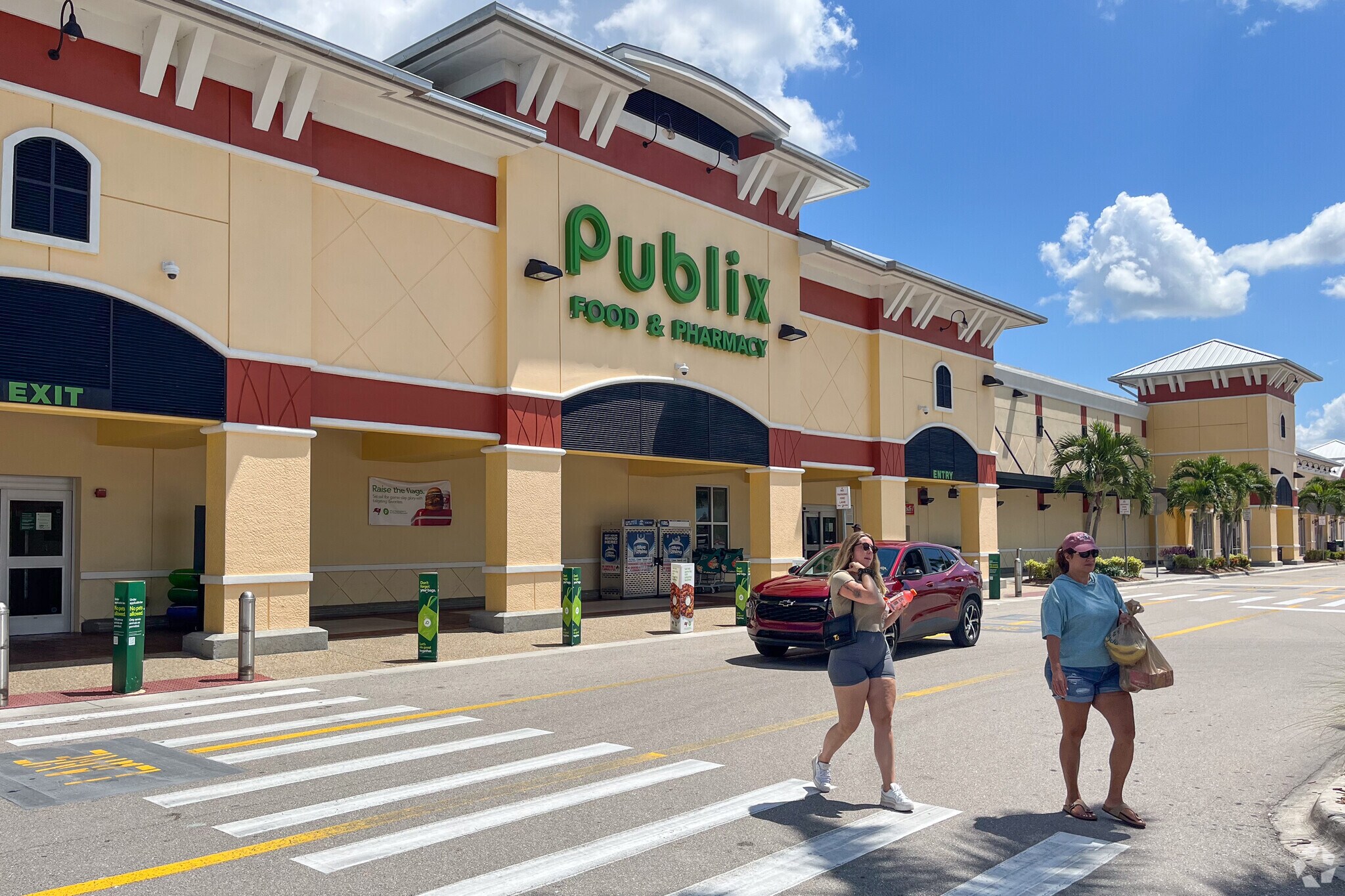 Publix is a popular grocery option amongst the residents in Colonial Country Club neighborhood.