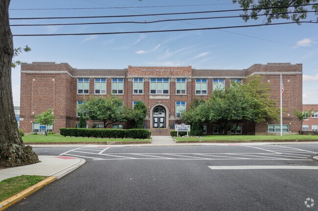 Lincoln Middle School gets an overall grade from Niche of B-.