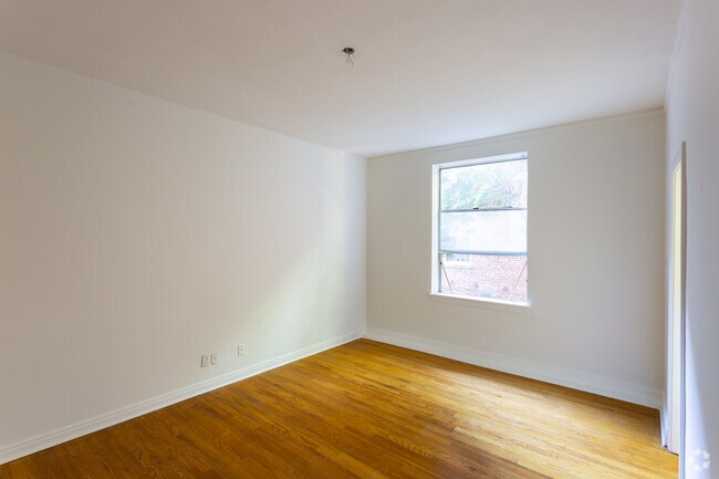 1BR, 1BA - 700 SF - #207
