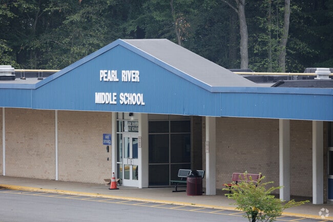 46% of students at Pearl River Middle School are proficient in math.