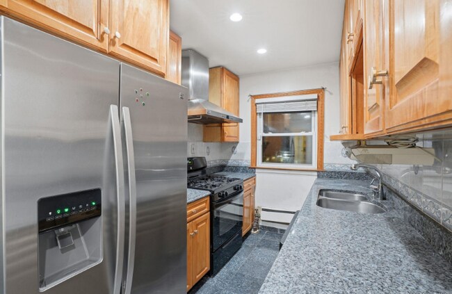 82-01-8251 251st St, Queens, NY 11426 - photo 4