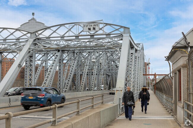There are several bridges over to Manhattan from Mott Haven.