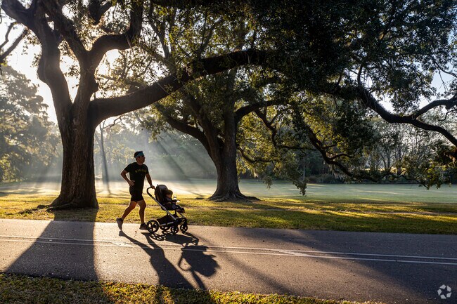 Audubon Park has a jogging & cycling path to enjoy on early morning runs.