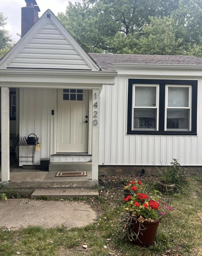 1420 S Pickwick Ave, Springfield, MO 65804