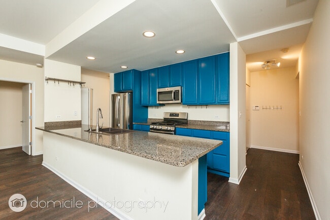 2307 W Wolfram St unit 214, Chicago, IL 60618 - photo 2