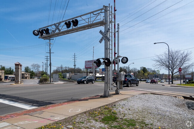 These railroad tracks run through the center of Wallhaven.