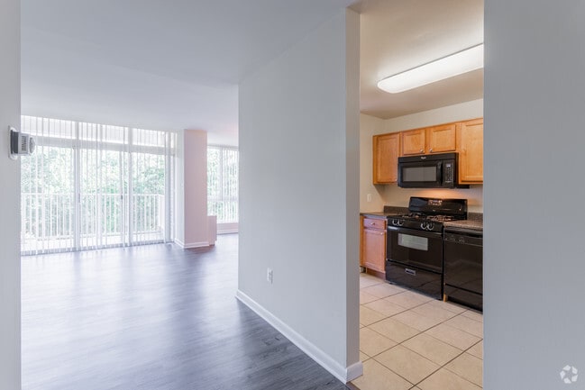 2 BR, 2 BA - 825 SF