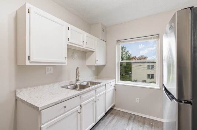 562 Glenwood Ave unit 22, Cincinnati, OH 45229 - photo 5