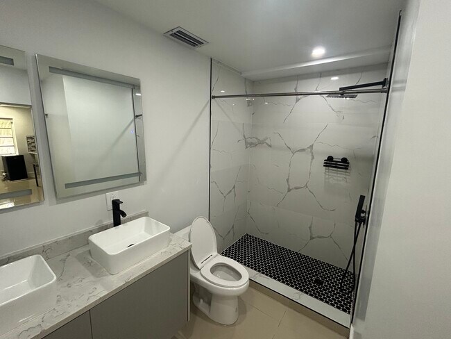 2463 Lincoln St unit B, Hollywood, FL 33020 - photo 4