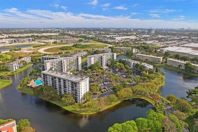 2215 Cypress Island Dr unit Cypress Bend, Pompano Beach, FL 33069 - photo 2