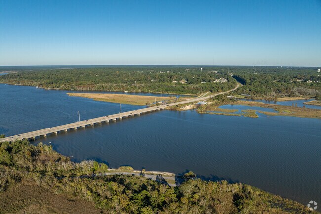 Located on Mobile Bay, Spanish Fort has long, hot and humid summers and short, cool winters.