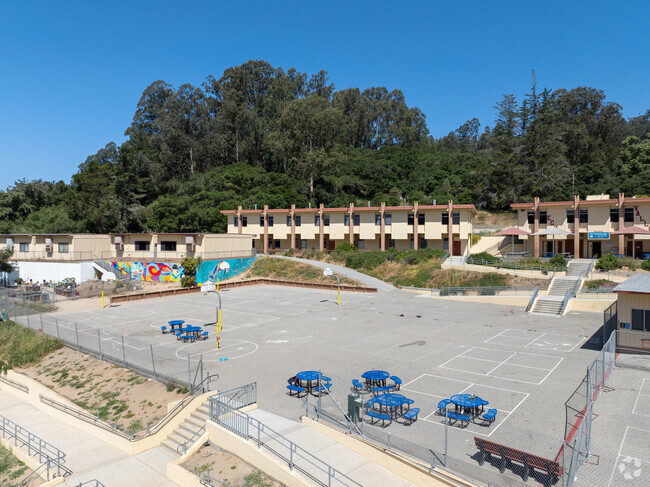 Echo Valley Elementary fosters a diverse environment with a student-teacher ratio of 23:1​.