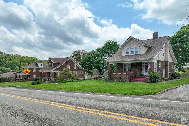 Most houses in Curtisville have front and back yards.