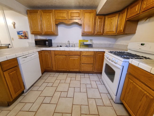 6781 S 2300 E unit Rooms for Rent, Salt Lake City, UT 84121 - photo 2